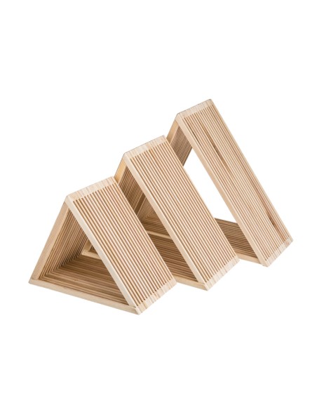 Expositor triangular de madera para la decoración de espacios y escaparates e interior de tiendas