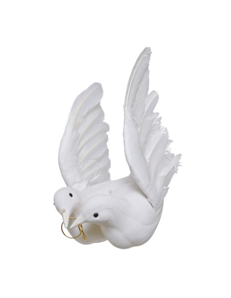 Par de palomas con anillo para la decoración en del día de los enamorados