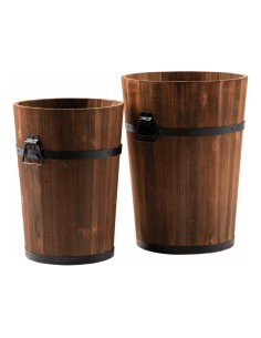 Cubos de madera con anillos decorativos y asas de metal para la decoración de la vendimia en licorerías catas bodegas de vino