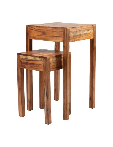 Mesas de madera en conjunto para la decoración de verano en escaparates de tiendas o comercios