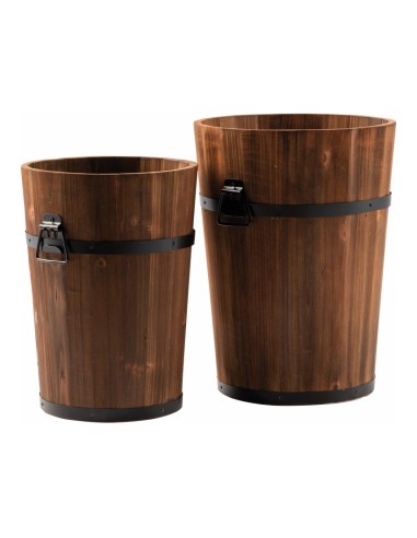 Cubos de madera con anillos decorativos y asas de metal para la decoración de la vendimia en licorerías catas bodegas de vino