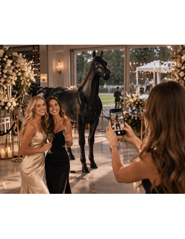 Figura realista de caballo negro a tamaño real en fibra de vidrio para tematización y decoración comercial La Decoteca