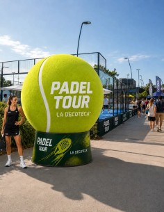 Pelota de pádel hinchable gigante de 200 a 400cm con base publicitaria para torneos y eventos deportivos — La Decoteca