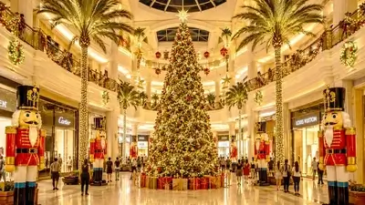 Centro comercial con decoración navideña profesional