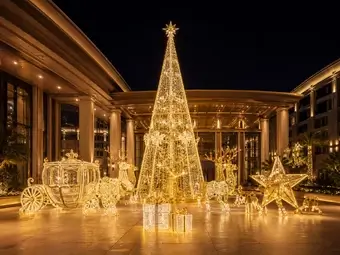 Decoración luminosa para hoteles con figuras con luz, árbol gigante iluminado y elementos decorativos para Navidad y eventos especiales